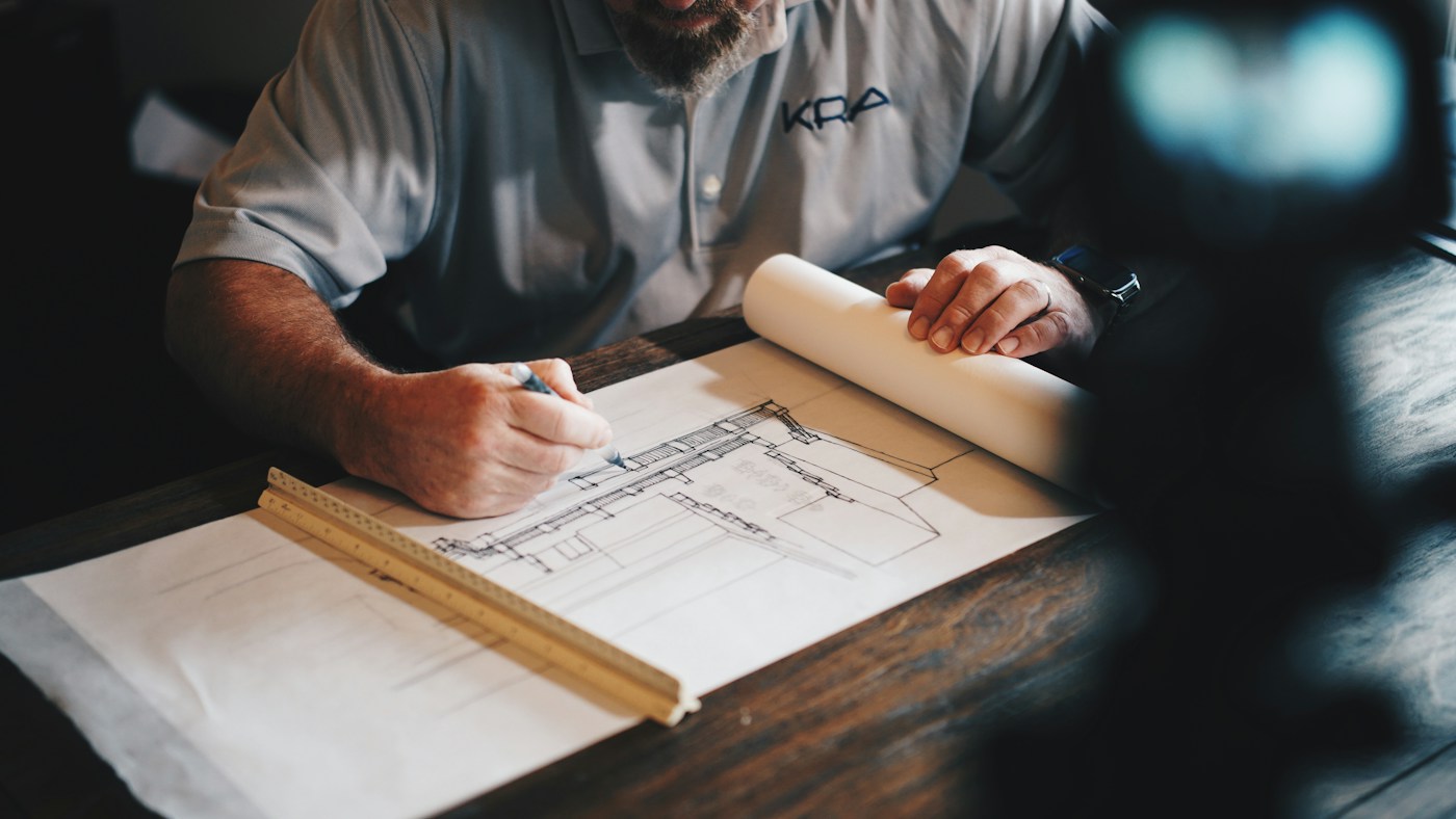 Artisan prenant des mesures sur place
